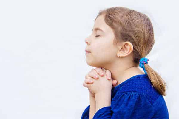 child praying the acts prayer